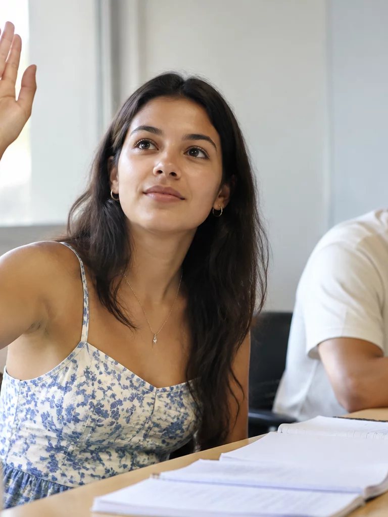 Dupla preparando uma rodada com cadernos abertos e canetas marcadoras sobre a mesa